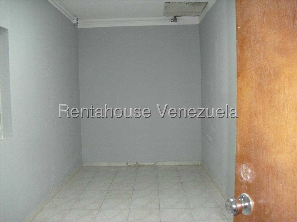 Foto 11 de Local comercial en La Trinidad, Caracas